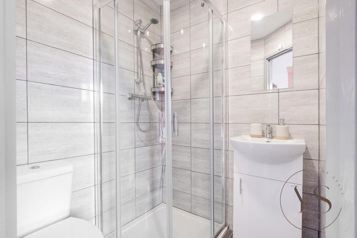 Sienna Longton 1d - Wi-fi, Alton Towers, Netflix Apartment