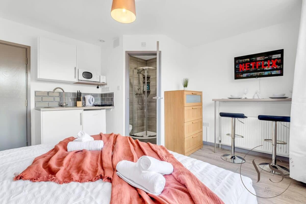 Sienna Longton 1d - Wi-fi, Alton Towers, Netflix Stoke-on-Trent